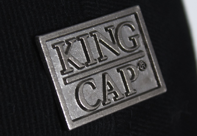 Caps und Mützen mit Metal Logo veredeln